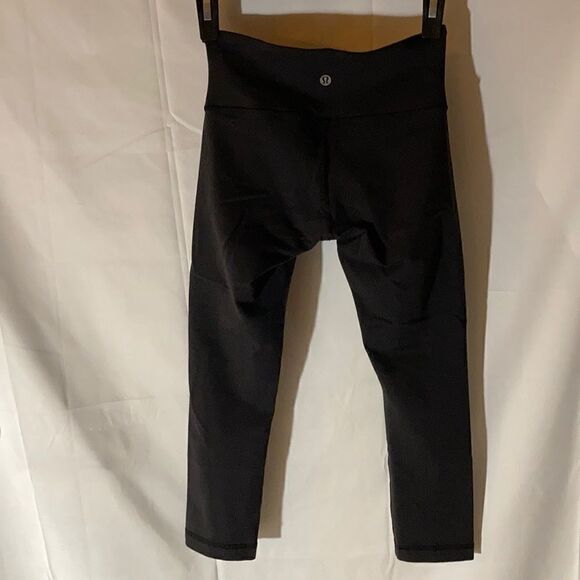 Lululemon Leggings Woman’s Size 2 Cropped Black Stretch - Picture 4 of 7